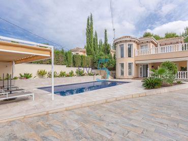 House with pool for sale in El Pinar de Campoverde