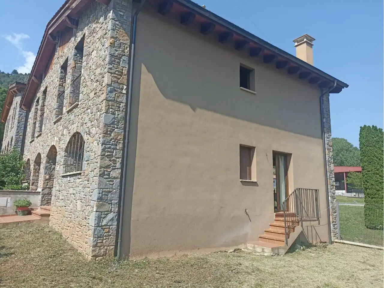Vista exterior de Casa adosada en venda en Vallfogona de Ripollès amb Calefacció, Jardí privat i Terrassa