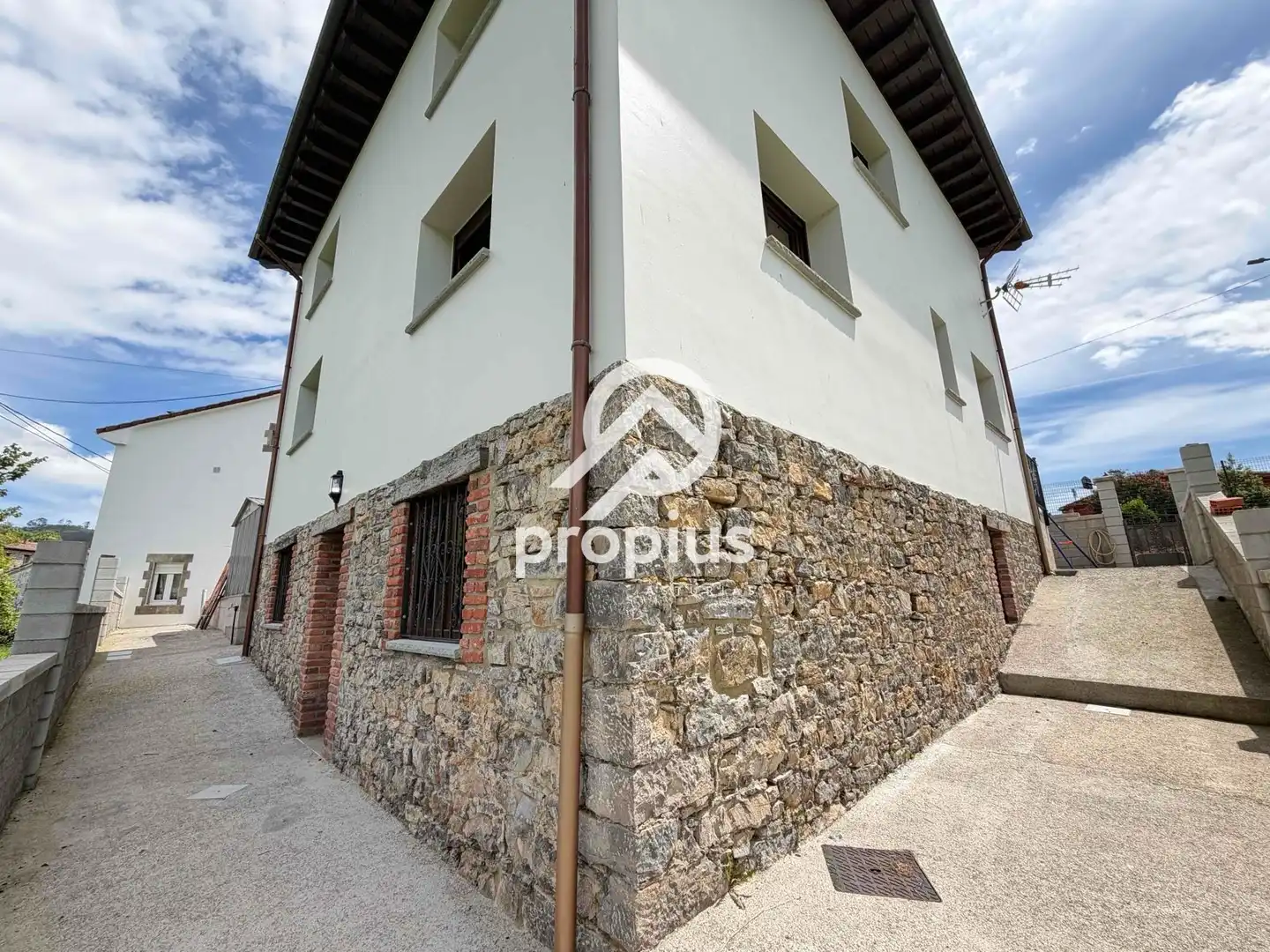 Vista exterior de Casa o xalet en venda en Sariego amb Calefacció, Parquet i Traster