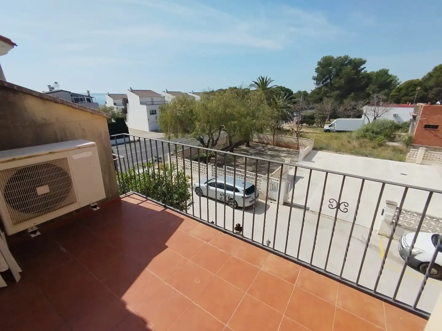 Außenansicht von Einfamilien-Reihenhaus zum Verkauf in Alcanar mit Klimaanlage, Terrasse und Abstellraum