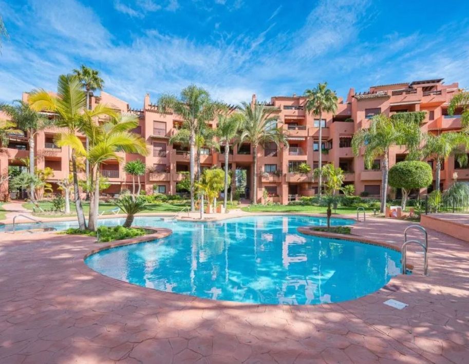 Exterior view of Flat for sale in Marbella  with Terrace, Furnished and Oven