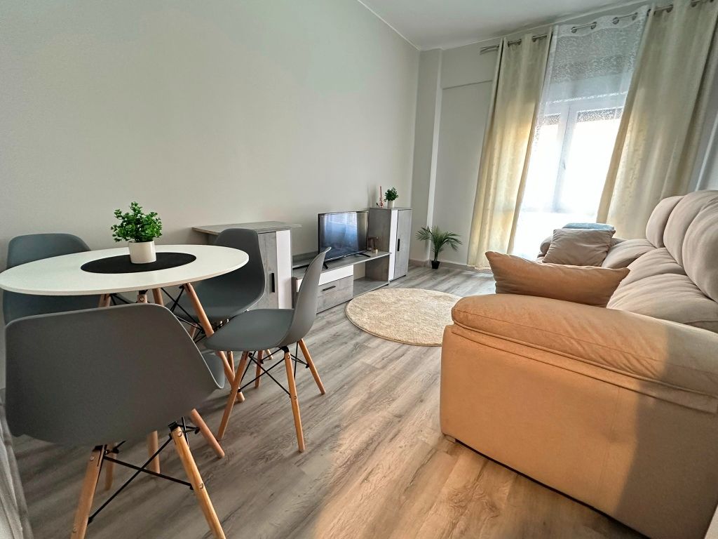 Sala d'estar de Pis de lloguer en Gijón  amb Parquet, Moblat i Rentadora