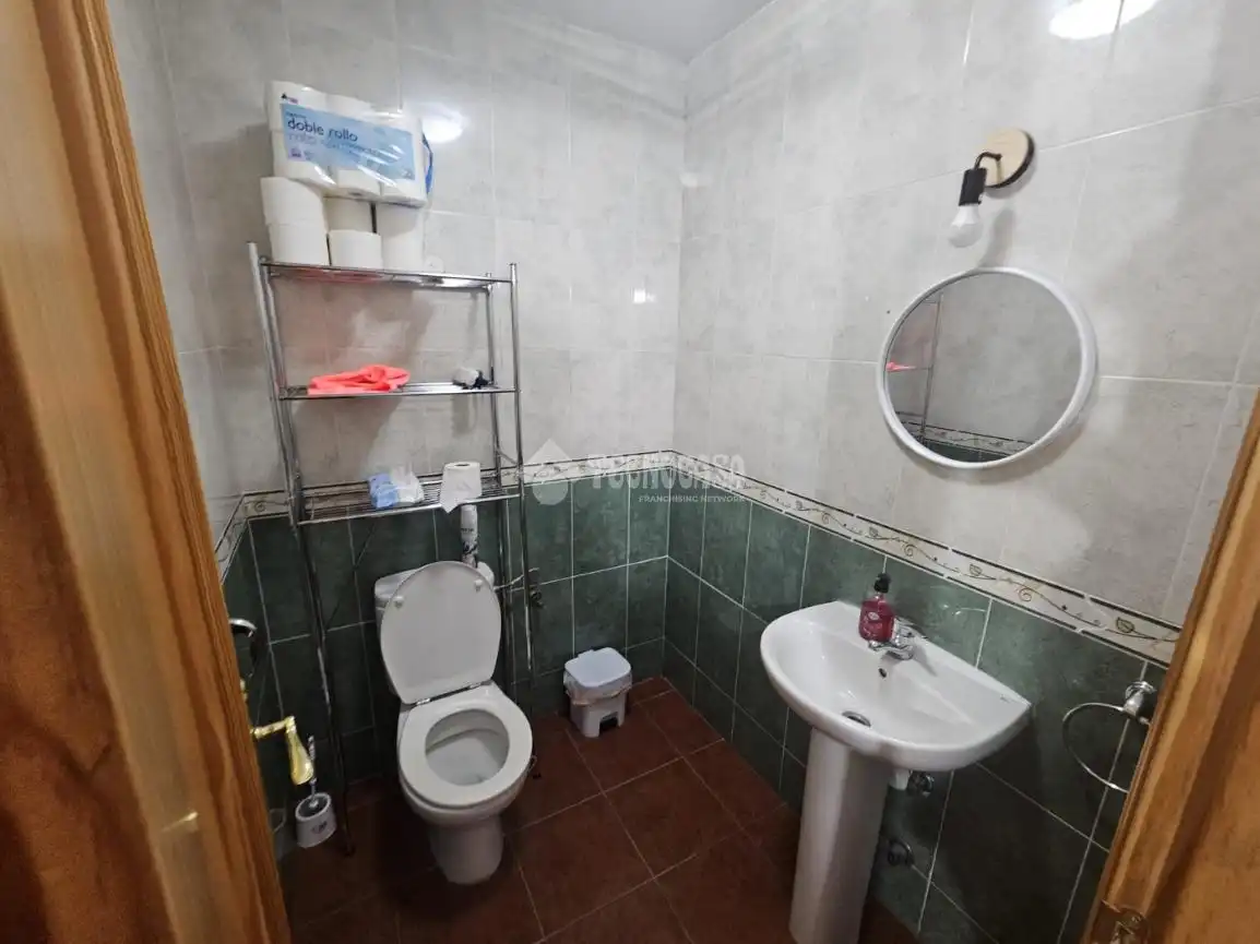 Badezimmer von Einfamilien-Reihenhaus zum Verkauf in Calera y Chozas mit Klimaanlage und Heizung