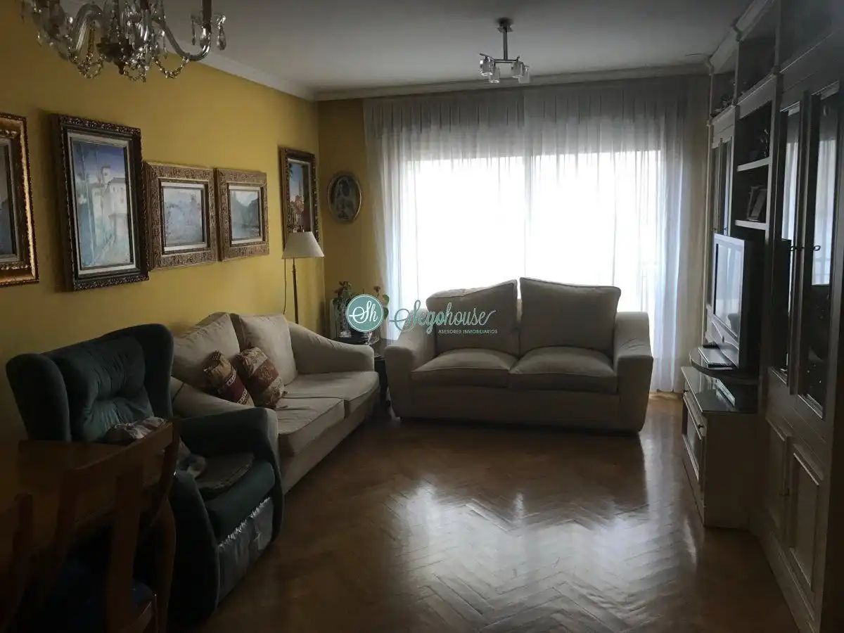 Sala d'estar de Pis en venda en Segovia amb Calefacció, Parquet i Terrassa