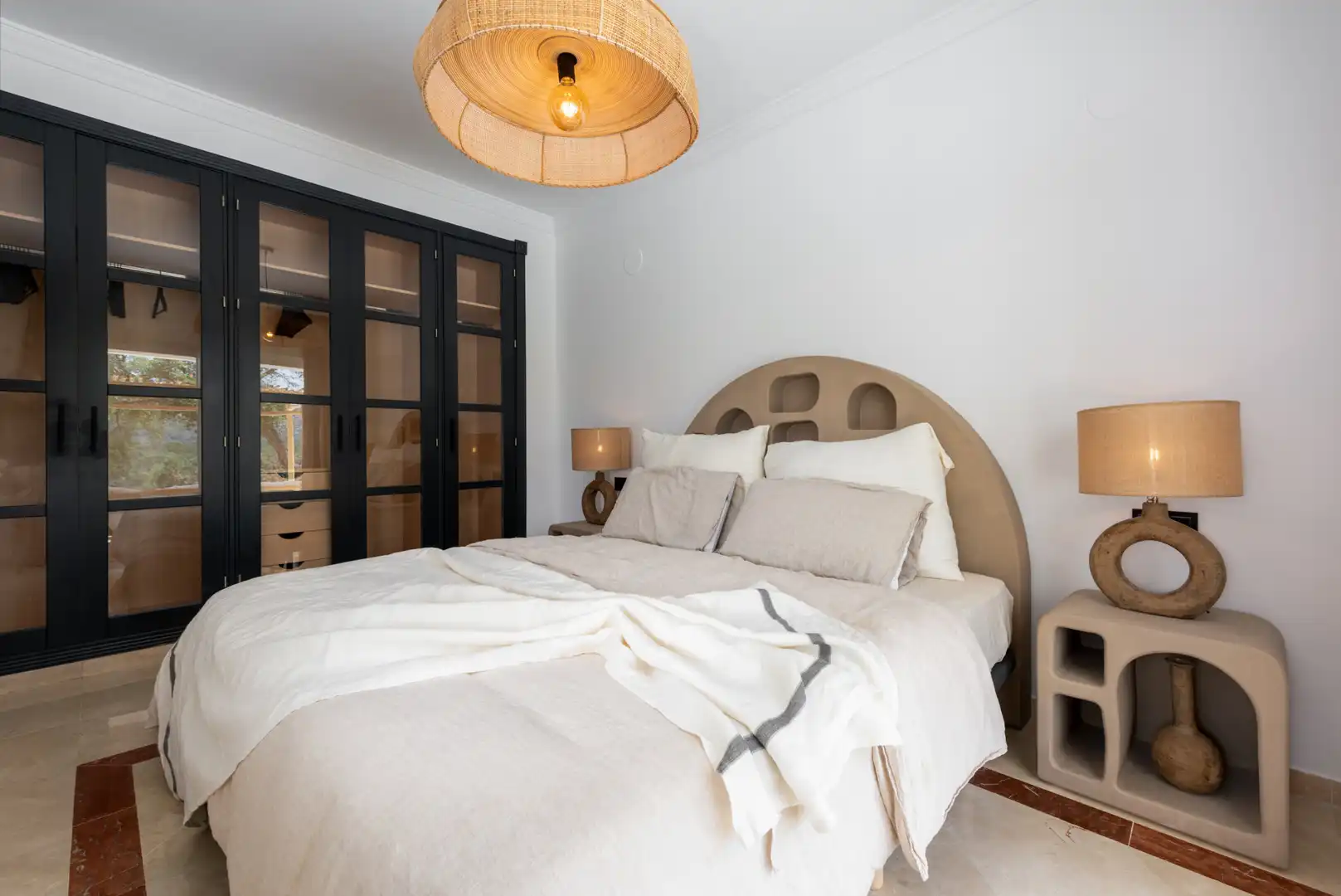 Schlafzimmer von Erdgeschoss zum Verkauf in Sotogrande mit Klimaanlage, Privatgarten und Terrasse