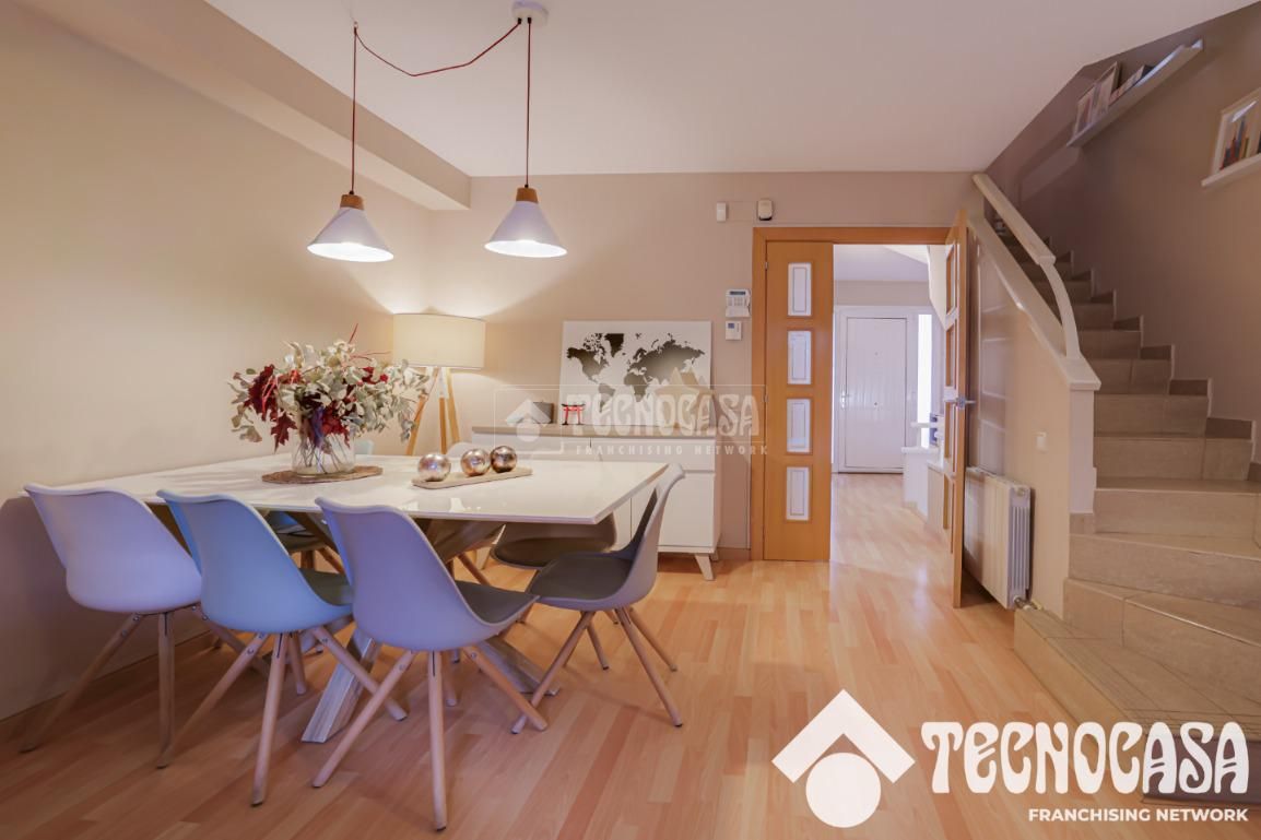 Menjador de Casa adosada en venda en Cerdanyola del Vallès amb Calefacció, Jardí privat i Terrassa