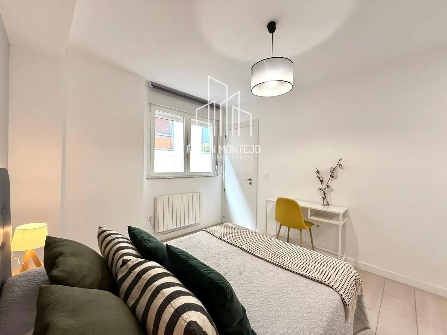 Dormitori de Apartament de lloguer en Salamanca amb Aire condicionat, Calefacció i Moblat