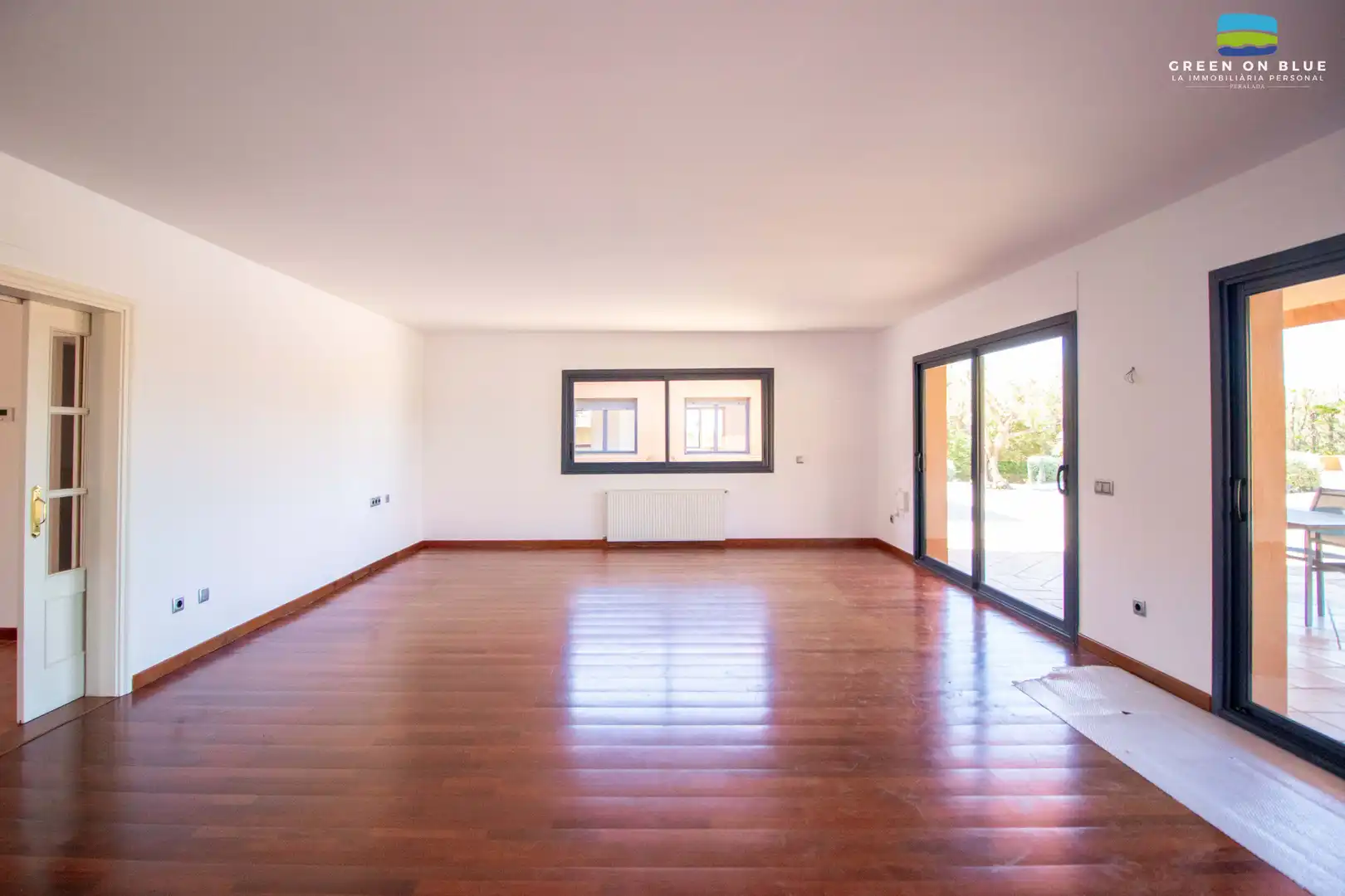 Sala de estar de Casa o chalet en venta en Peralada con Aire acondicionado, Calefacción y Jardín privado