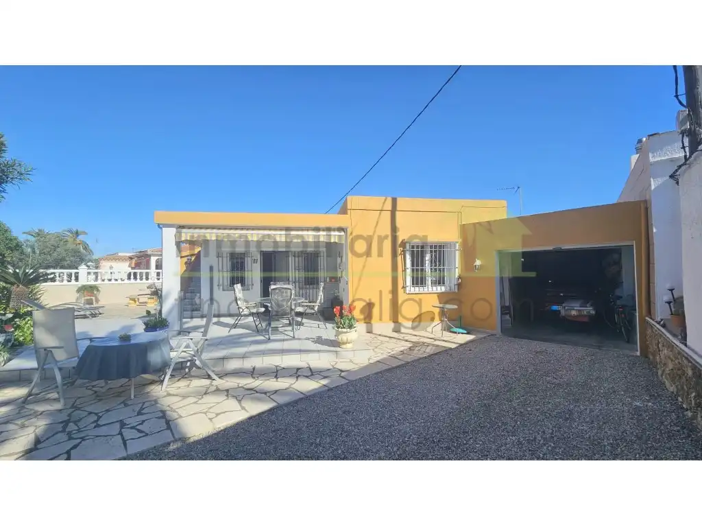 Vista exterior de Casa o xalet en venda en Vinaròs amb Aire condicionat, Calefacció i Jardí privat