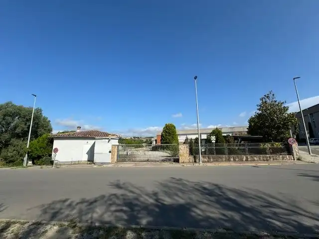 Nave industrial en venta en Carrer Besalú 4, imagen 2