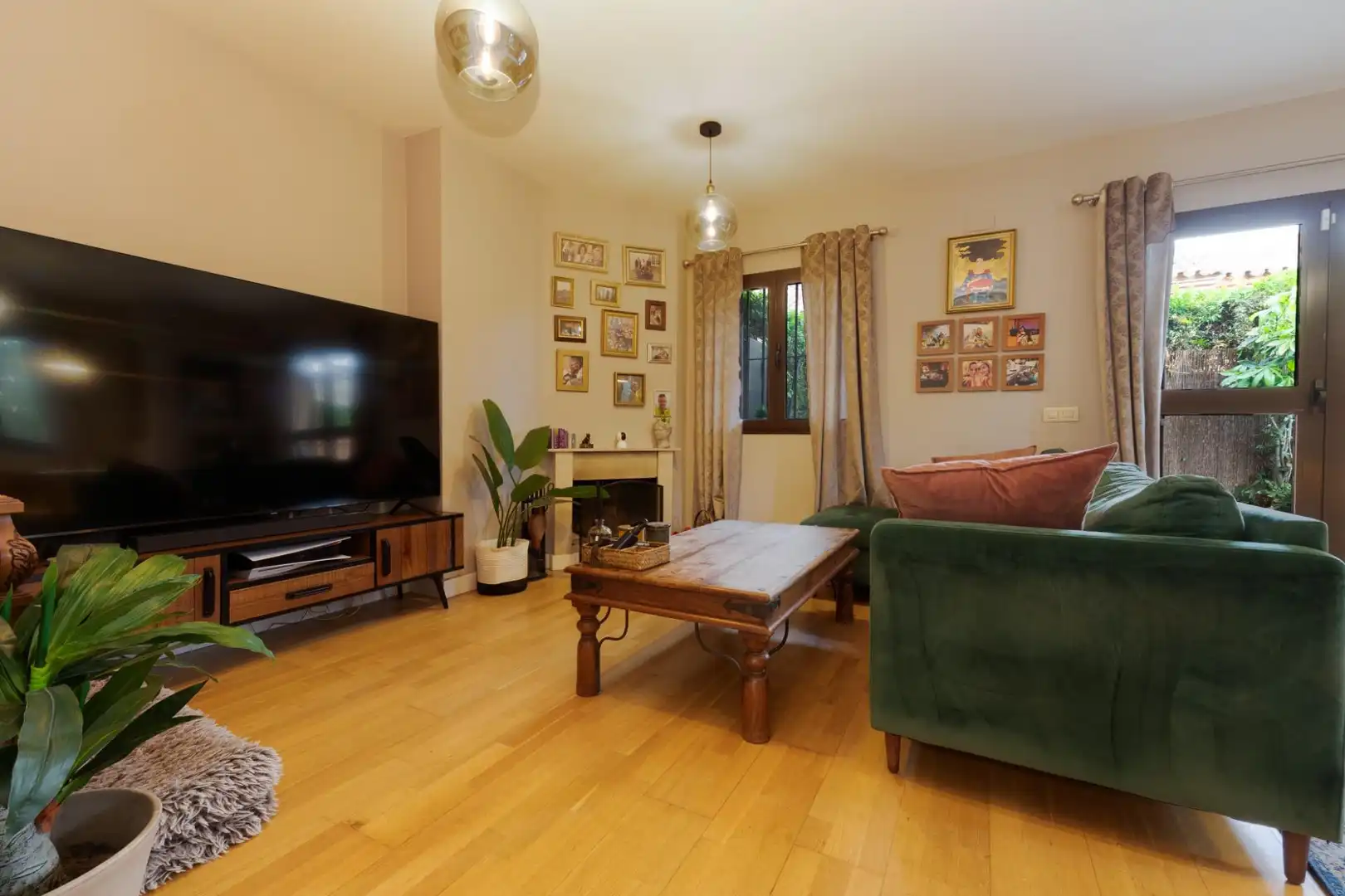 Sala d'estar de Casa adosada en venda en Benalmádena amb Aire condicionat, Jardí privat i Terrassa
