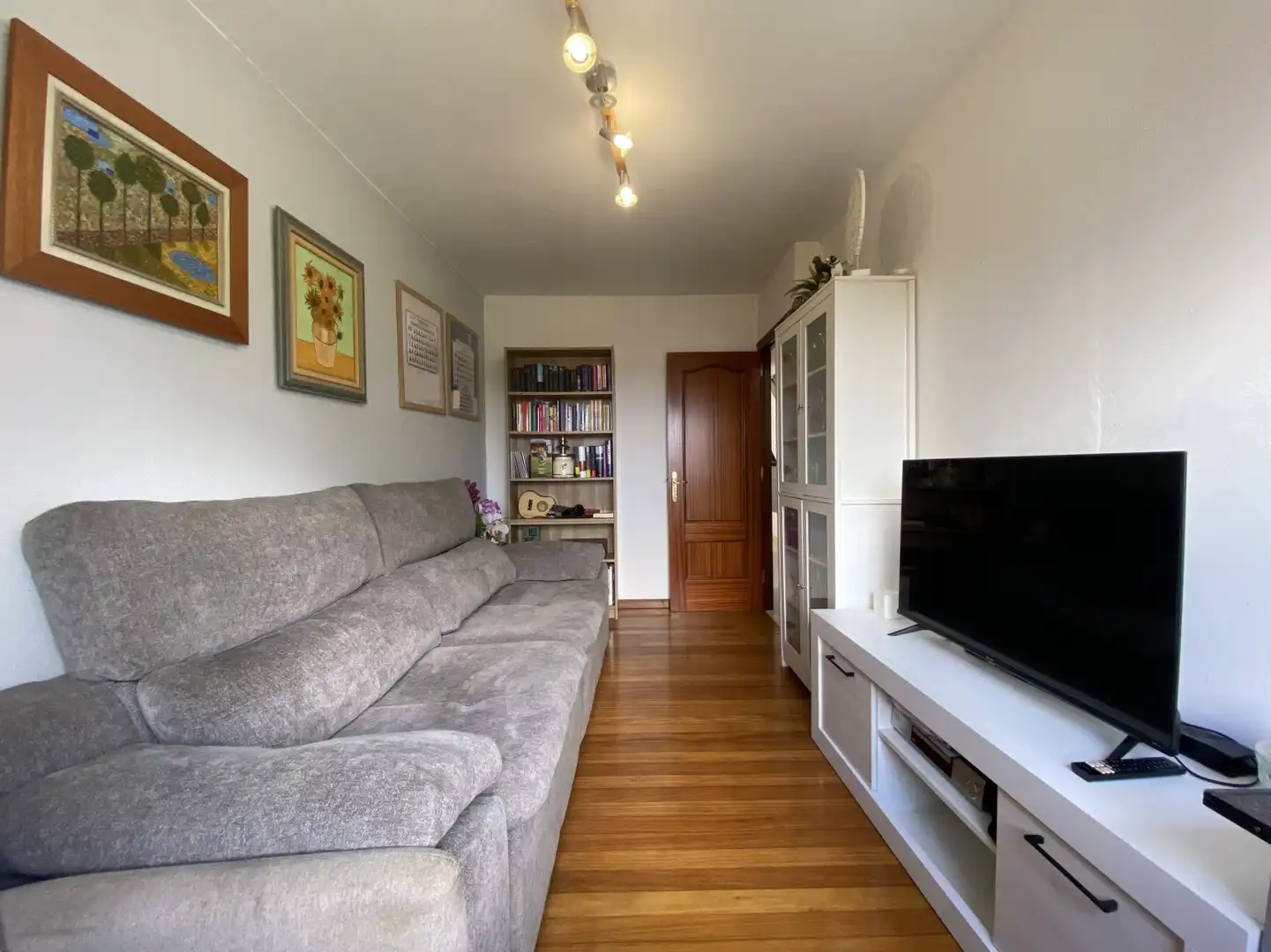 Sala de estar de Piso en venta en Torrelavega  con Calefacción, Parquet y Terraza