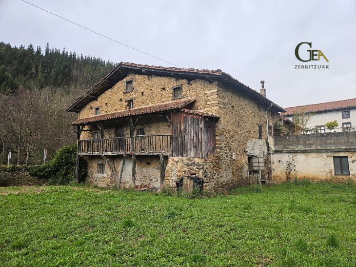 Vista exterior de Finca rústica en venda en Ataun amb Calefacció, Terrassa i Balcó