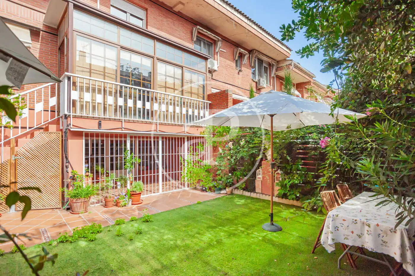 Jardí de Casa adosada en venda en Madrid amb Aire condicionat, Calefacció i Jardí privat