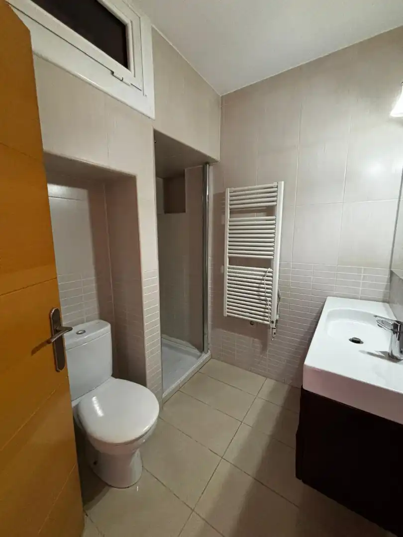 Badezimmer von Erdgeschoss zum Verkauf in Badalona mit Klimaanlage, Heizung und Parkett