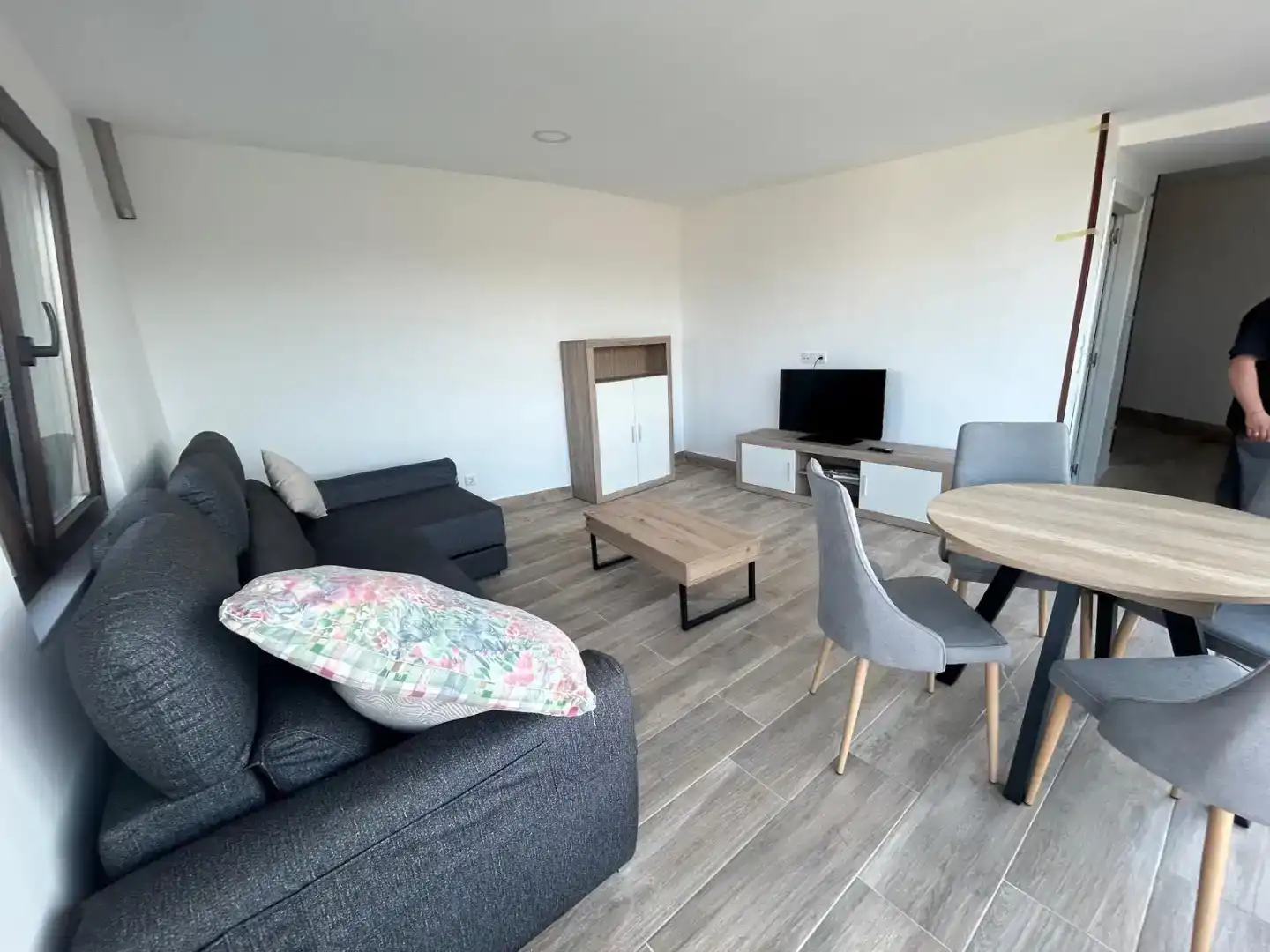 Sala d'estar de Casa adosada en venda en Fisterra amb Jardí privat, Parquet i Moblat