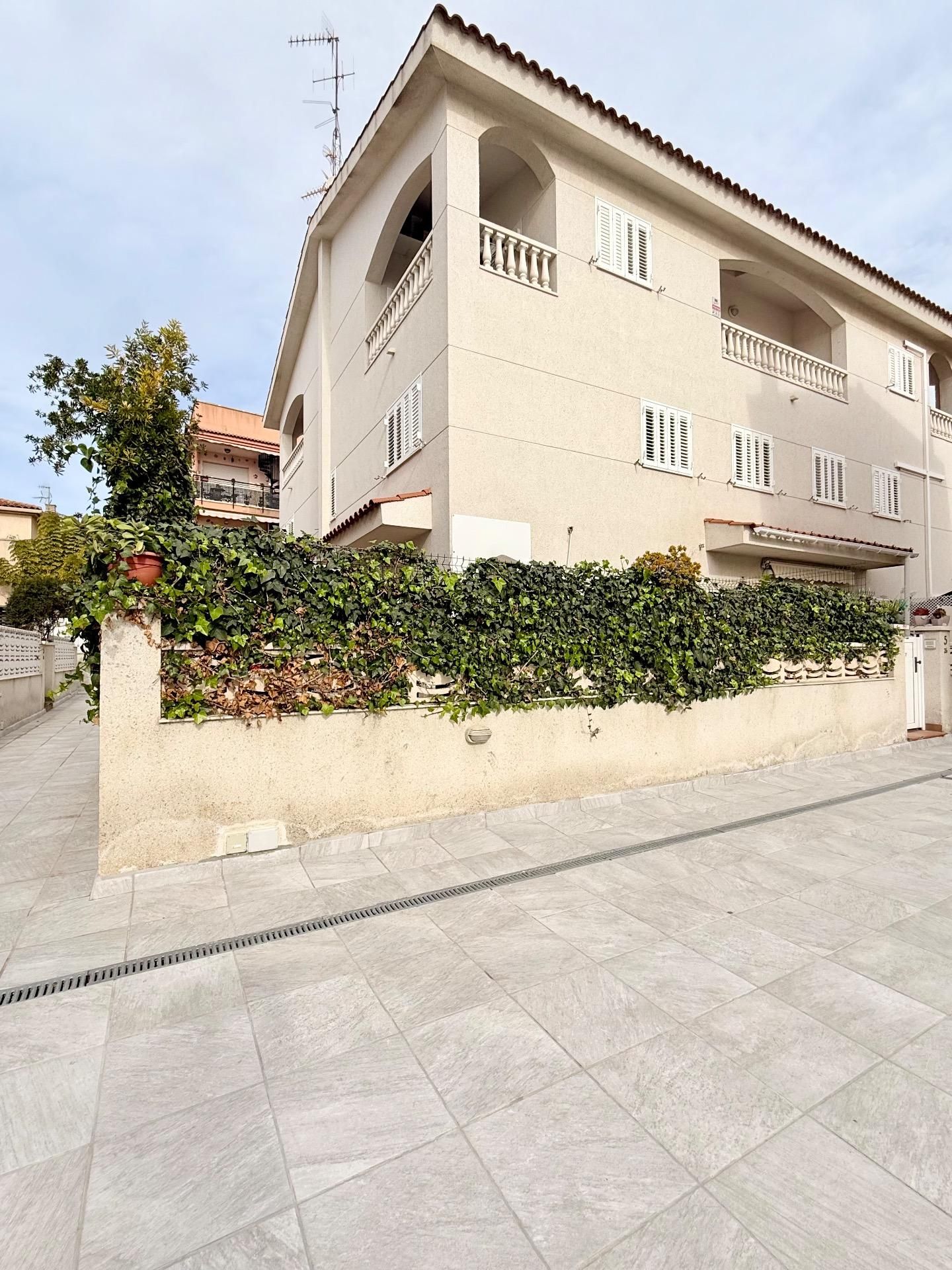 Vista exterior de Casa adosada en venda en Cunit amb Jardí privat, Terrassa i Balcó