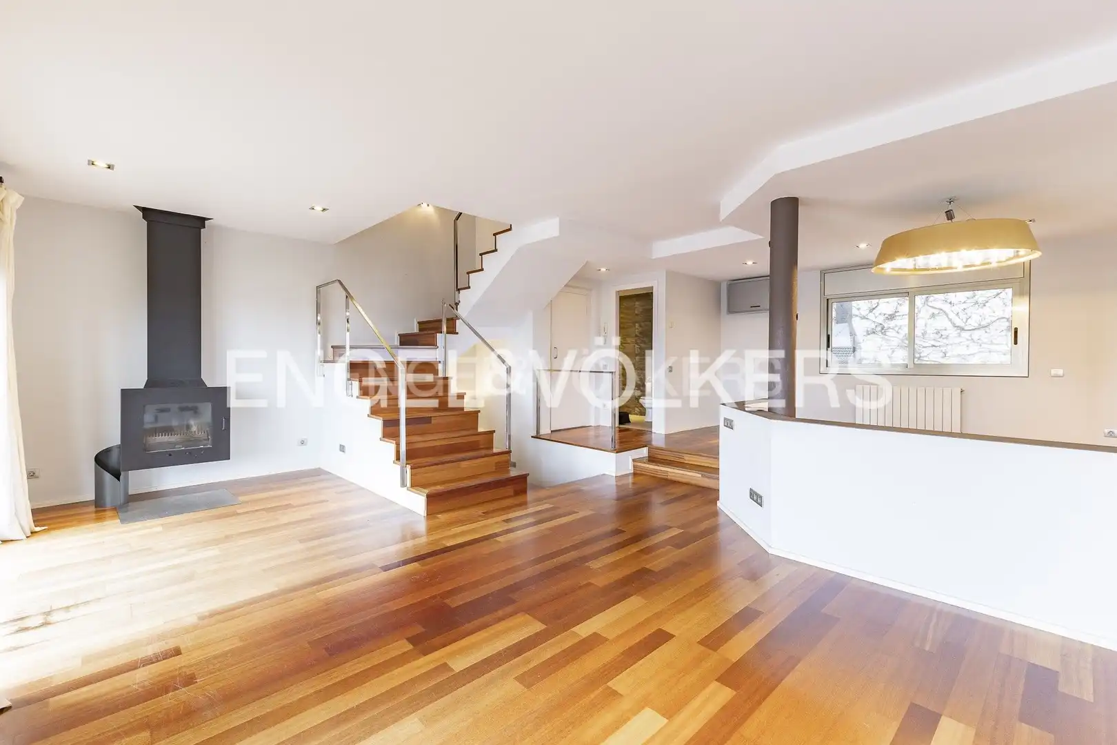 Sala d'estar de Casa adosada en venda en Sant Andreu de Llavaneres amb Aire condicionat, Calefacció i Jardí privat