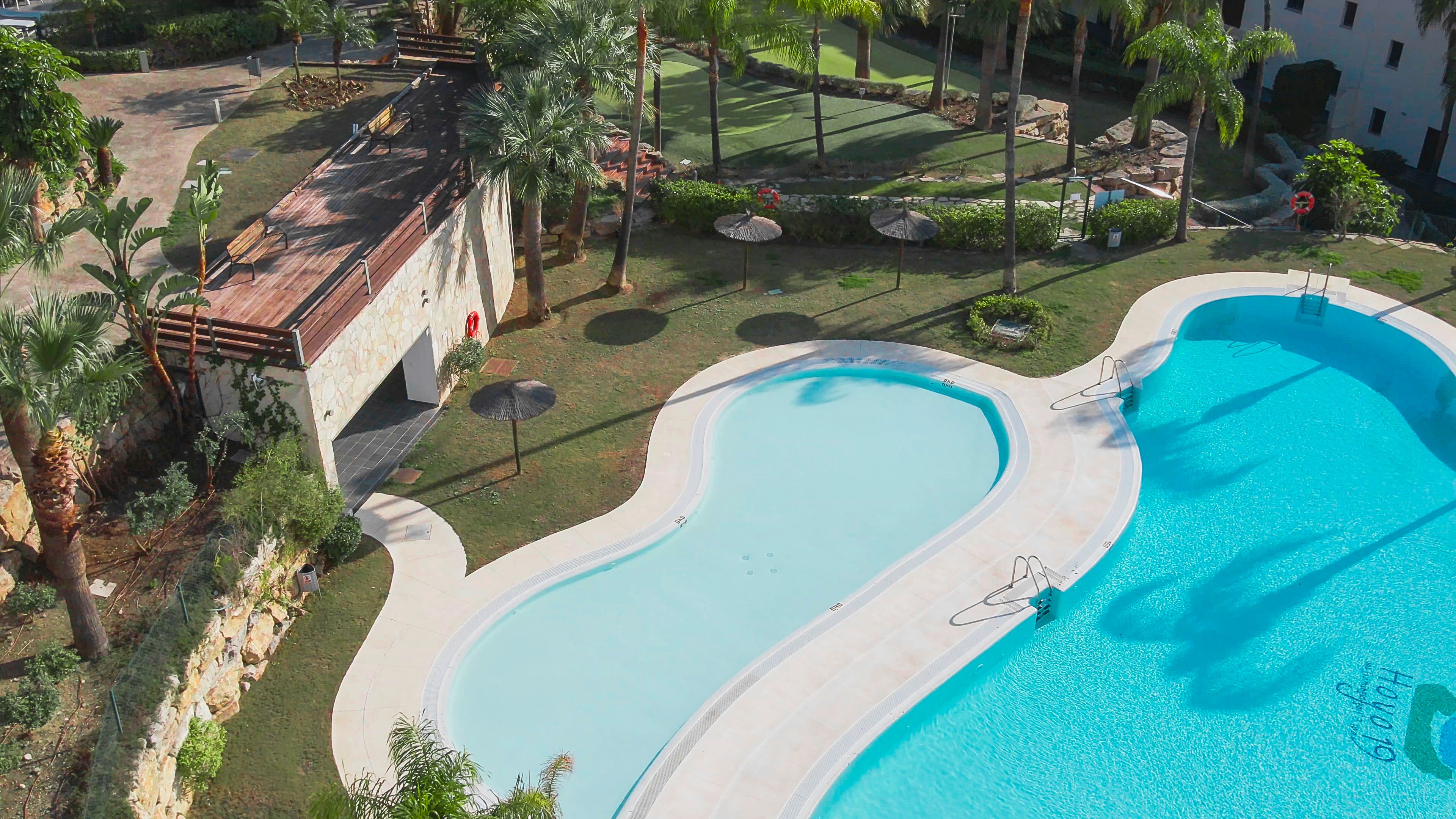 Swimming pool of Flat for sale in Benahavís  with Air Conditioner, Heating and Private garden