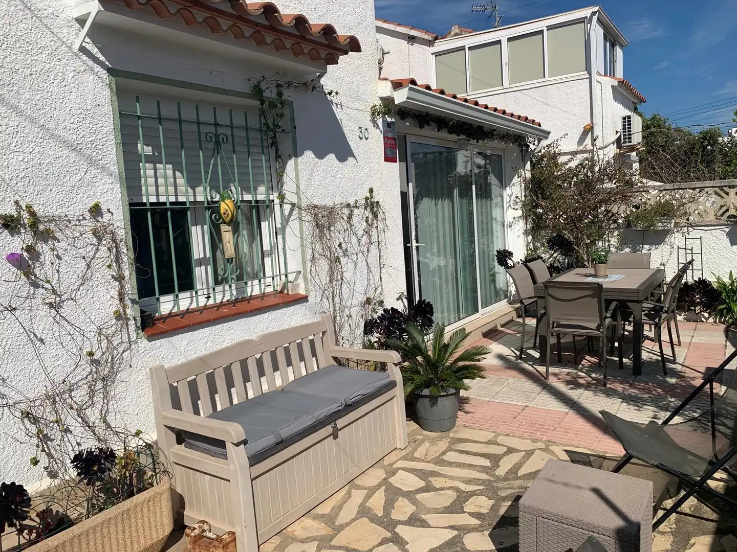 Terrasse von Einfamilien-Reihenhaus zum Verkauf in Roses mit Klimaanlage, Heizung und Privatgarten