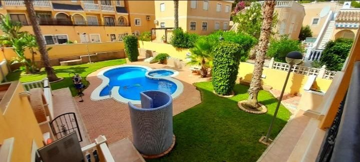 Piscina de Apartamento de alquiler en Orihuela con Aire acondicionado, Calefacción y Jardín privado