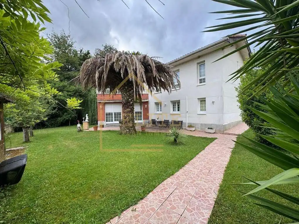 Garden of Houses for sale in Castro-Urdiales  with Air Conditioner, Heating and Storage room