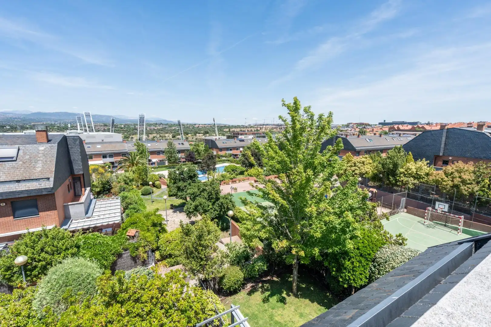 Jardí de Casa adosada en venda en Las Rozas de Madrid amb Aire condicionat, Calefacció i Jardí privat