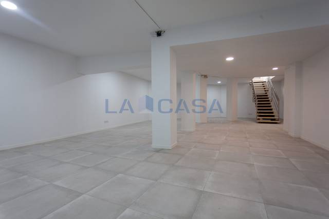 Local comercial en Venta en Calle VALLPARDA DE en Collblanc
