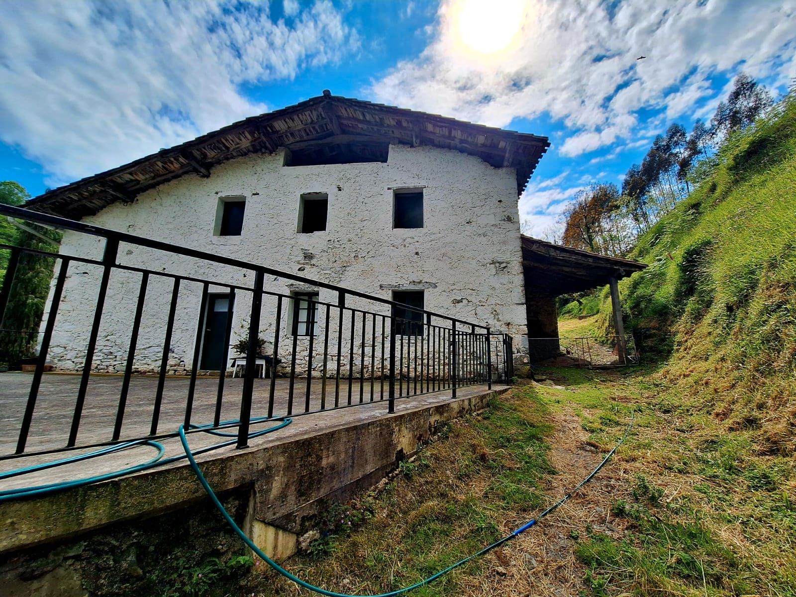 Außenansicht von Country house zum verkauf in Azpeitia mit Terrasse, Abstellraum und Möbliert