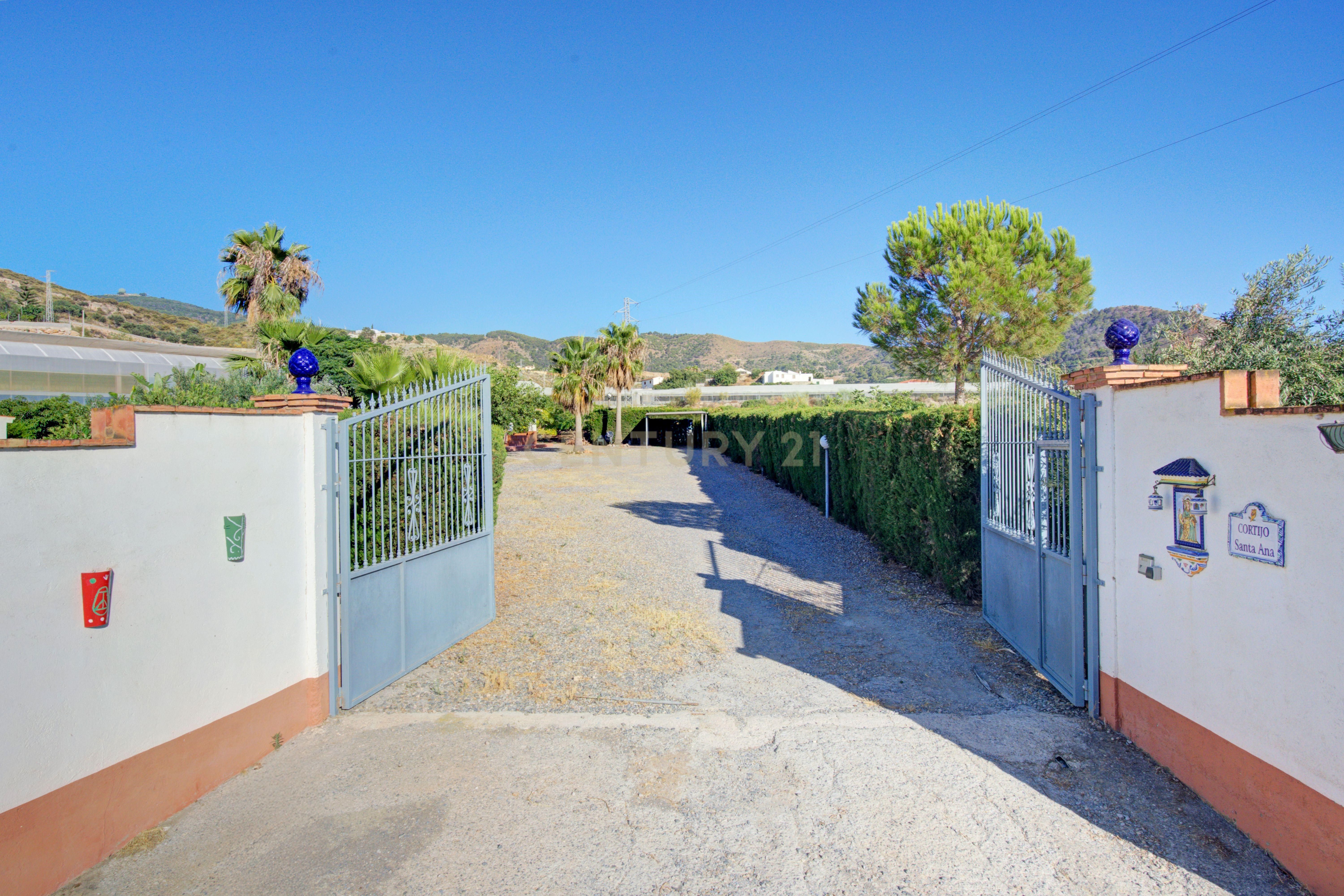 Vista exterior de Casa o xalet en venda en Motril amb Terrassa i Piscina