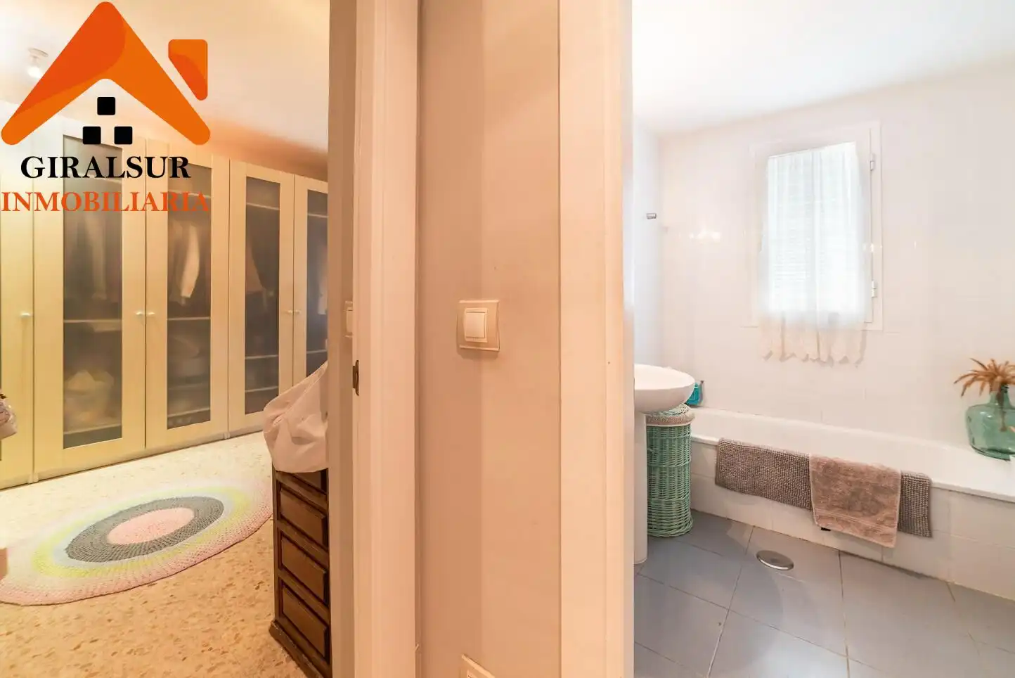 Bathroom of Flat for sale in Sevilla  with Air Conditioner and Storage room