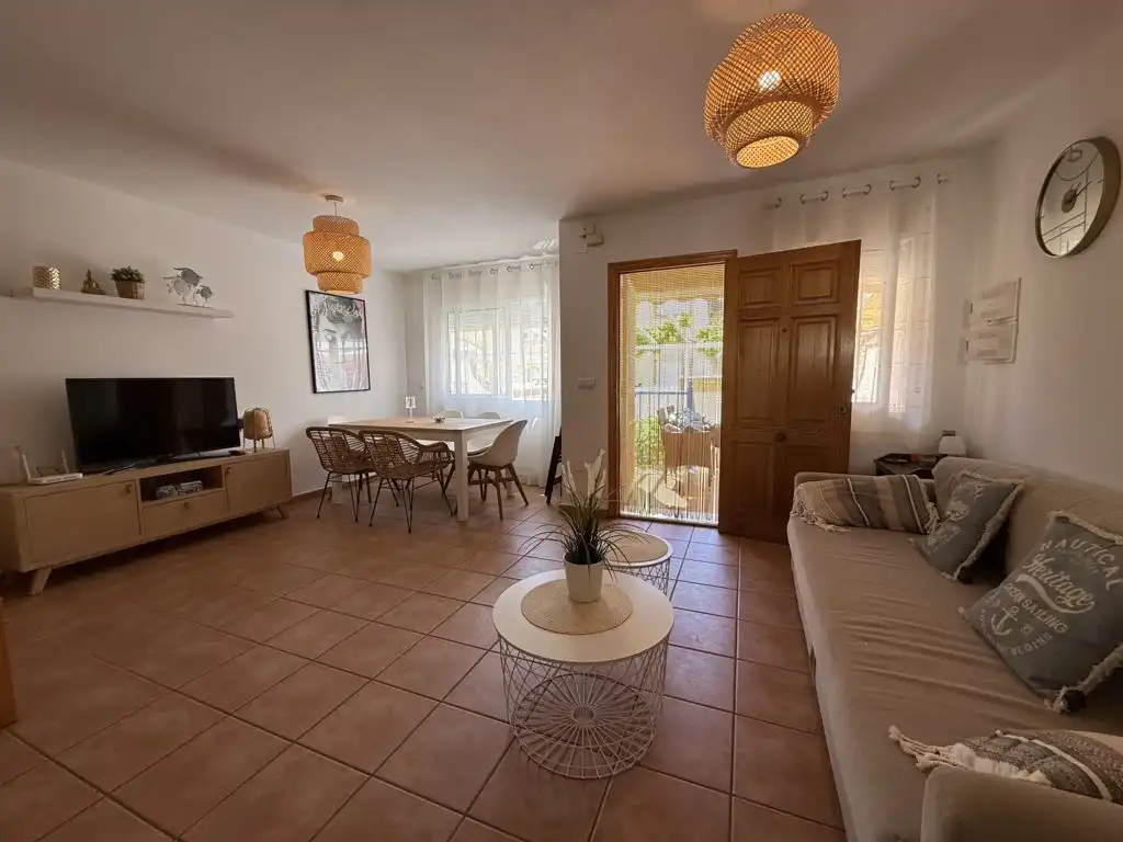 Sala d'estar de Casa adosada en venda en Orihuela amb Aire condicionat, Terrassa i Moblat