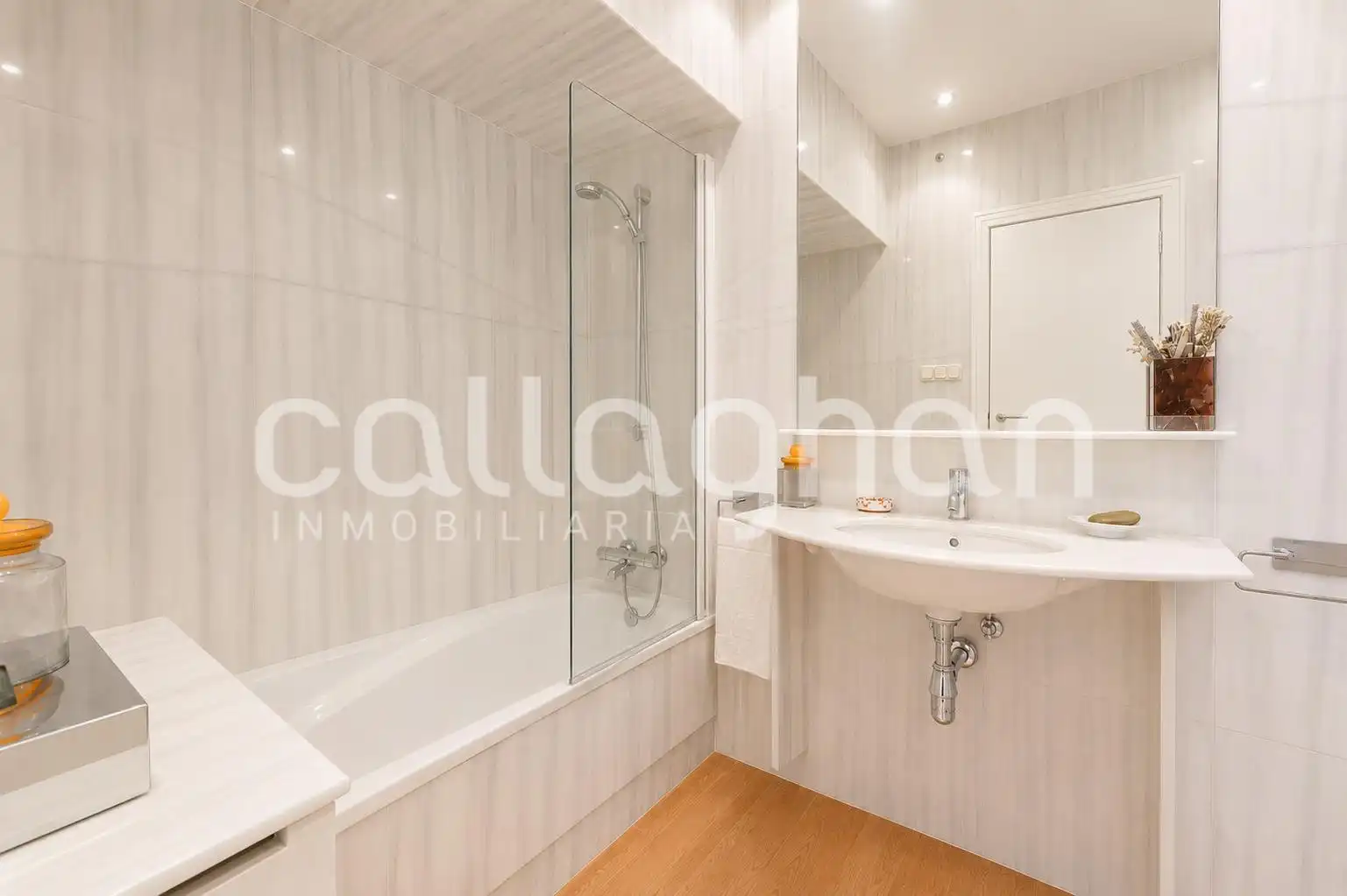 Bathroom of Flat for sale in Valencia  with Air Conditioner, Heating and Terrace