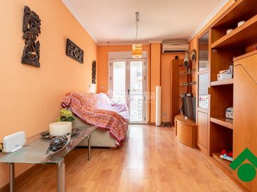 Piso con balcón en venta en Cármenes - Ríos