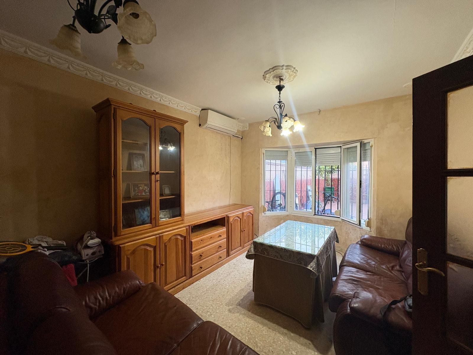 Sala d'estar de Casa adosada en venda en Jerez de la Frontera amb Aire condicionat