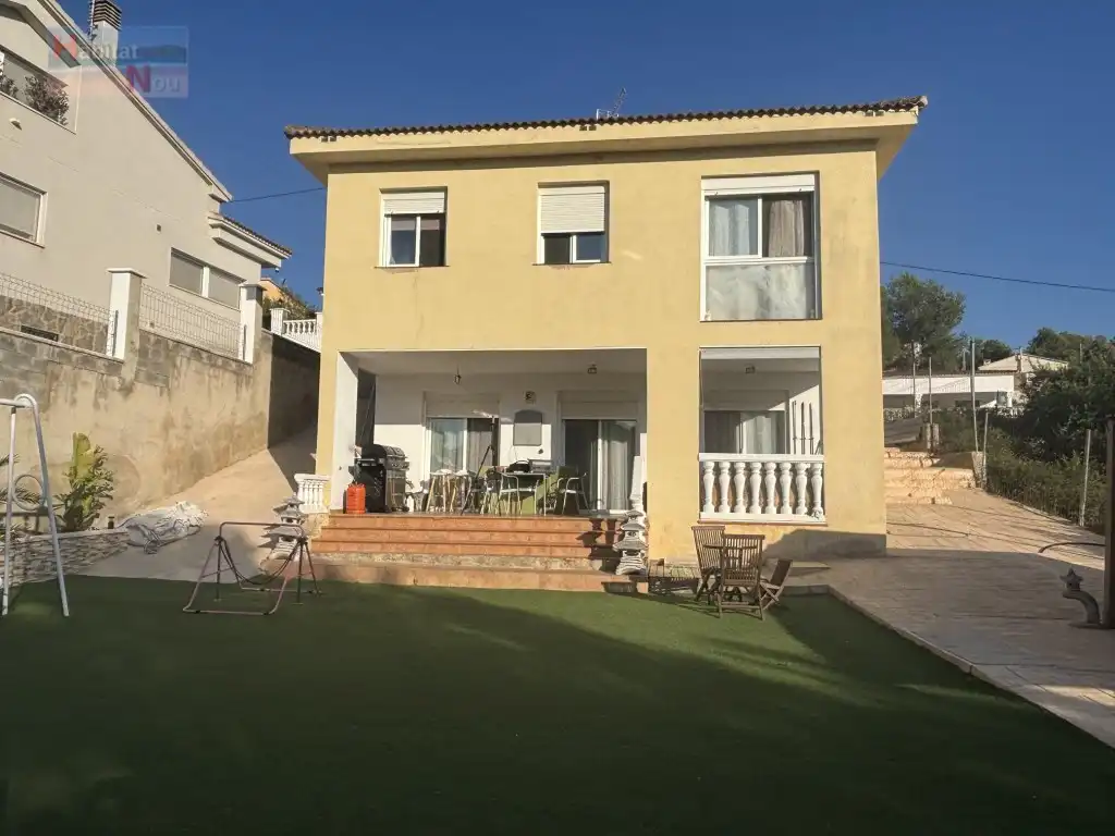 Vista exterior de Casa o xalet en venda en La Bisbal del Penedès amb Forn i Rentadora