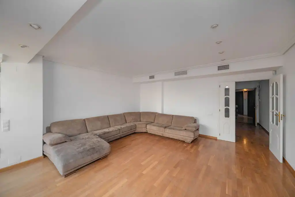 Piso en venta en Av de Ramón y Cajal, Ensanche - Diputación
