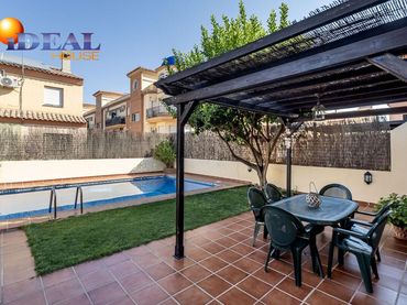 Casa pareada con piscina en venta en Calle CARLOS CANO (HI)