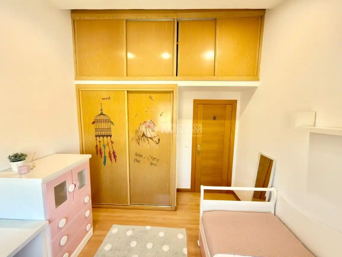 Habitación de Casa adosada en venta en Cabanillas del Campo con Calefacción, Parquet y Trastero