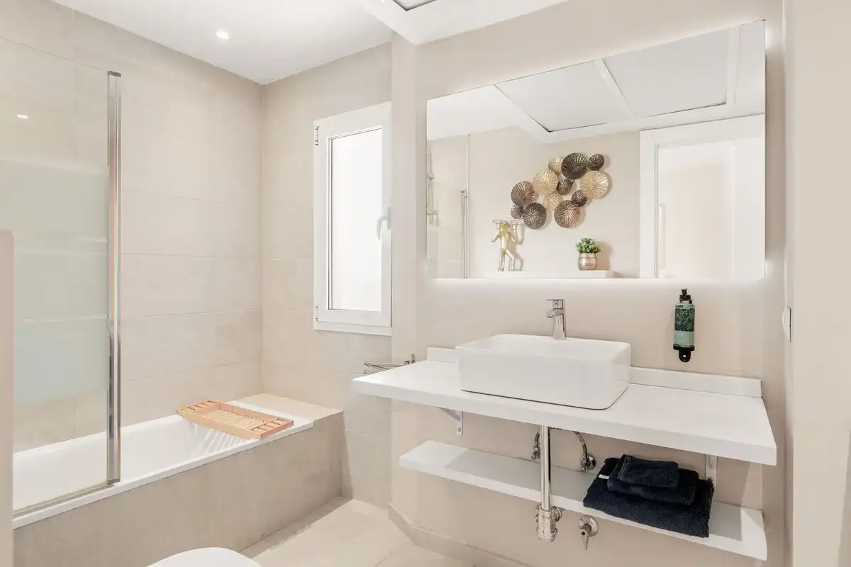 Baño de Apartamento en venta en Torremolinos con Aire acondicionado, Amueblado y Piscina comunitaria