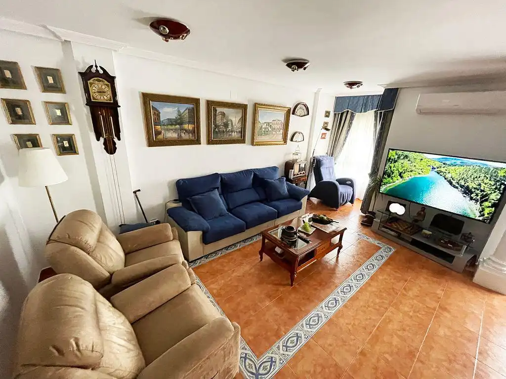 Wohnzimmer von Einfamilien-Reihenhaus zum Verkauf in Tarancón mit Klimaanlage und Heizung