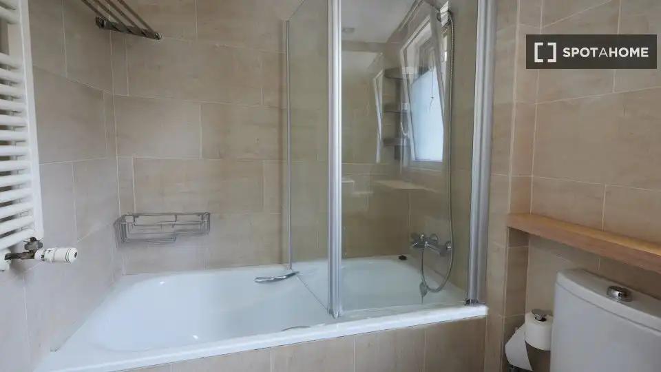 Bathroom of Flat for rent in Sant Cugat del Vallès  with Air Conditioner, Heating and Furnished
