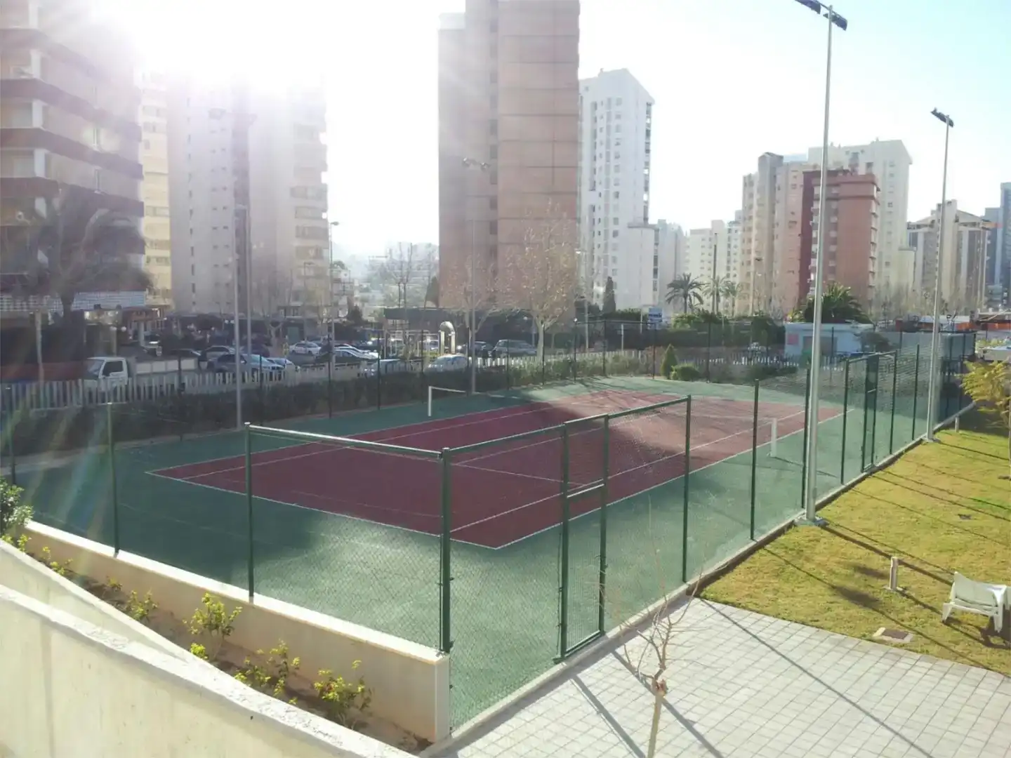 Parkplatz von Wohnungen zur Miete in Benidorm mit Schwimmbad und Balkon