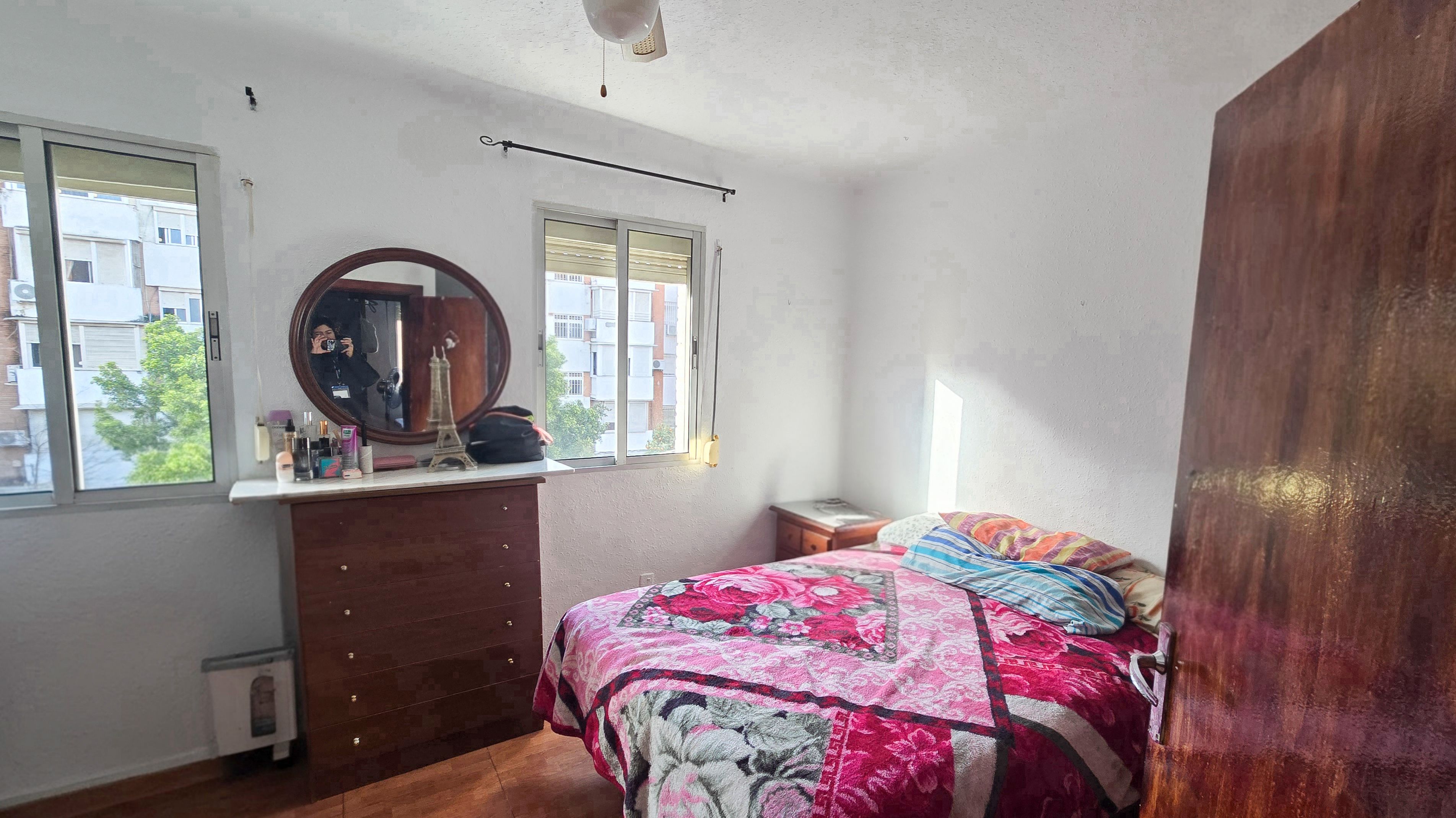 Bedroom of Flat for sale in  Sevilla Capital