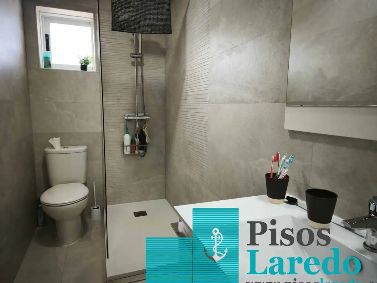 Bany de Pis en venda en Laredo amb Calefacció i Balcó