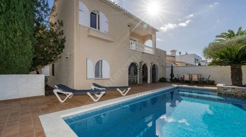Amplia villa al canal con magníficas vistas al puerto