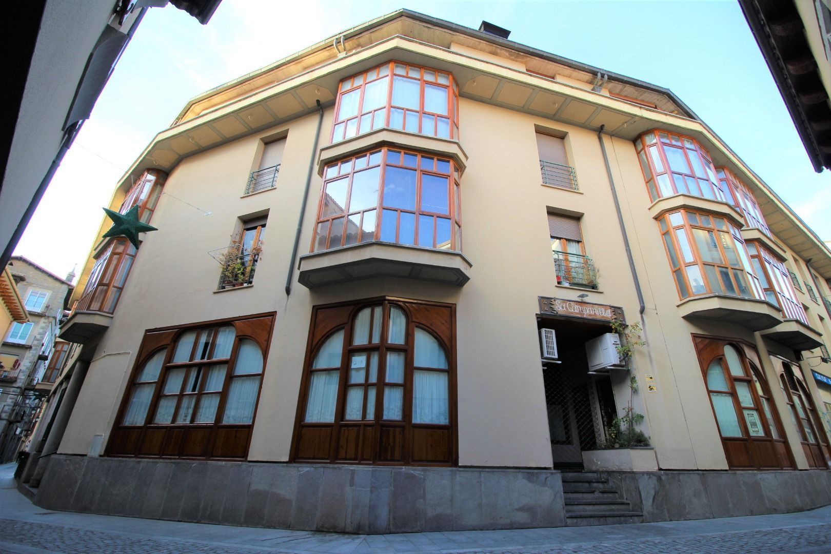 Vista exterior de Local en venda en Jaca amb Aire condicionat i Calefacció