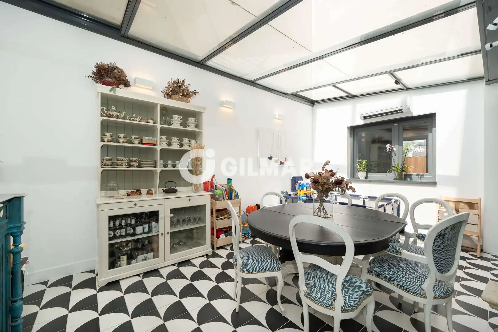 Comedor de Casa adosada en venta en Madrid con Calefacción, Jardín privado y Piscina