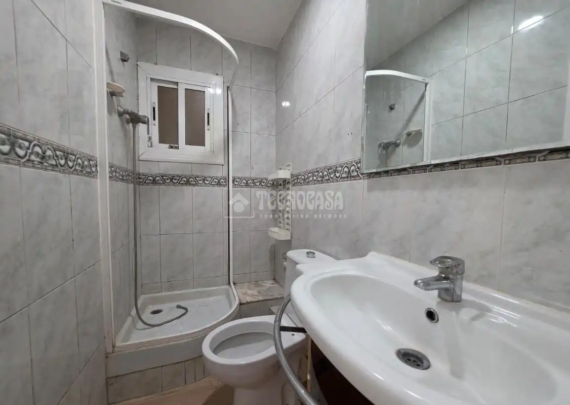 Bany de Pis en venda en Santa Coloma de Gramenet amb Parquet i Terrassa