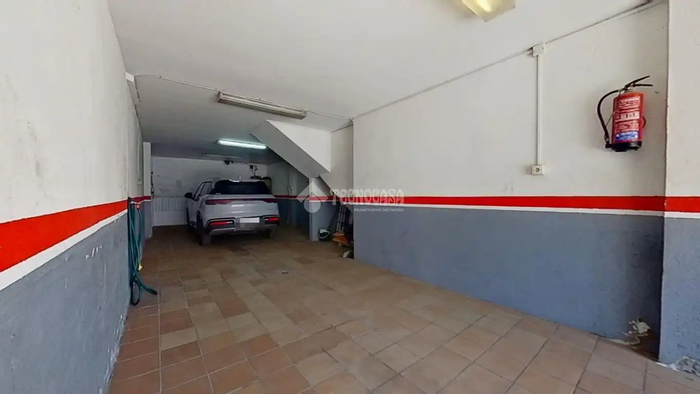 Aparcament de Casa adosada en venda en Cerdanyola del Vallès